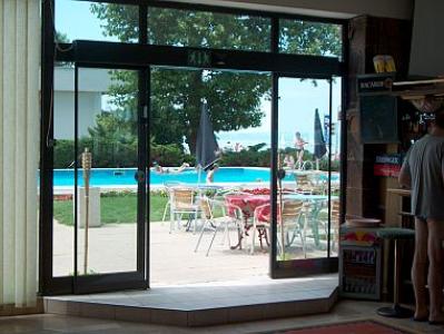 Odkryty basen w Hotelu Europa - nad samym brzegiem jeziora w Siofok  - ✔️ Hotel Europa Siofok** - Tani Hotel z widokiem na Balaton w Siofoku
