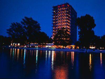 Hotel Europa - Club Siofok bij avondlicht - driesterren hotel met prachtig panoramauitzicht over het Balatonmeer  - ✔️ Hotel Europa Siofok** - hotel met panorama direct aan het Balaton-meer