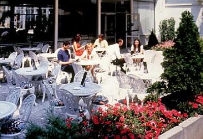 Grill Terras - Siofok Hotel Hungaria - Balatonmeer  - ✔️ Hotel Hungaria** Siofok - Verdisconteerd hotel aan het Balatonmeer