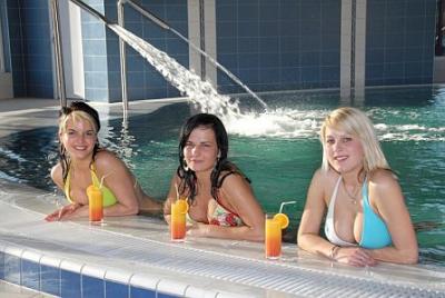 Wellness Wochenende in Cserkeszolo - Freie und bedeckte Becken - ✔️ Aqua Spa Hotel**** Cserkeszőlő - Spa Wellness Hotel in Cserkeszölö mit günstigerem Preis