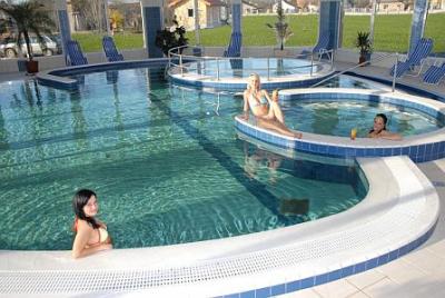 Fin de semana de bienestar en Hungría en Aqua-Spa Wellness Hotel**** - ✔️ Aqua Spa Hotel**** Cserkeszőlő - Hotel en Cserkeszolo con una propia piscina de bienestar