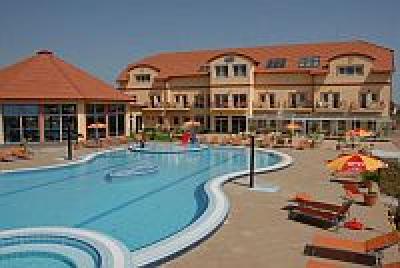 Basen zewnętrzny z atrakcjami Aqua-Spa Hotel Cserkeszolo 4* - ✔️ Aqua Spa Hotel**** Cserkeszőlő - Niedrogi wellness i spa hotel blisko do Plaży