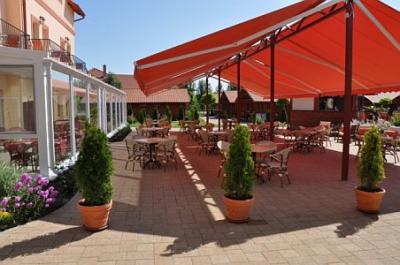 Terrazza per prendere cocktail e bibite a Cserkeszolo - ✔️ Aqua Spa Hotel**** Cserkeszőlő - Hotel benessere a Cserkeszolo vicino allo spa