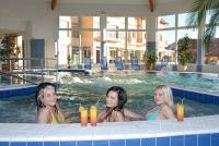 Piscina cubierta y jacuzzi en Aqua Spa Wellness Hotel Cserkeszolo