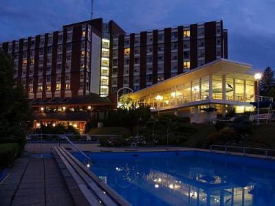 Nocny nastrój Hotelu Danubius Health Spa Resort Aqua z basenem w Heviz - ✔️ ENSANA Thermal Hotel Aqua**** Hévíz - Gorąca woda lecznica, Kurort Heviz