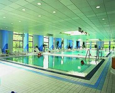 Piscină acoperită în Budapesta în hotelul Danubius Health Spa Resort Helia