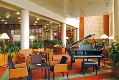 Lobby bar del Danubius Health Spa Resort Helia, un hotel de wellness y de spa de 4 estrellas - ✔️ Hotel Helia**** Budapest - alojamiento termal en Budapest con vista al Danubio