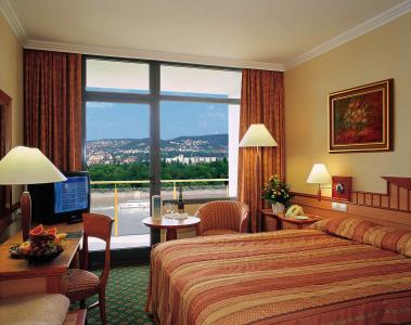 Hotel Helia szép kétágyas szobája panorámás kilátással a Dunára és a Margitszigetre - ✔️ Hotel Helia**** Budapest - Akciós budapesti Termál Hotel dunai panorámával