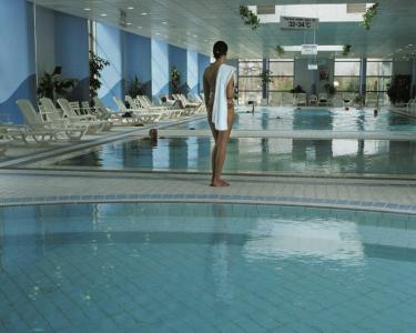 Zwembad in het Danubius Hotel Health Spa Resort Hélia in Boedapest - ✔️ Hotel Helia**** Budapest - Thermaal en conferentiehotel Boedapest