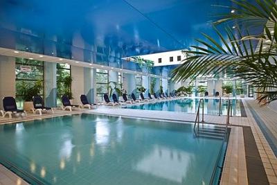 Zwembad in het Danubius Health Spa Resort Helia in Budapest - ✔️ Hotel Helia**** Budapest - Thermaal en conferentiehotel Boedapest