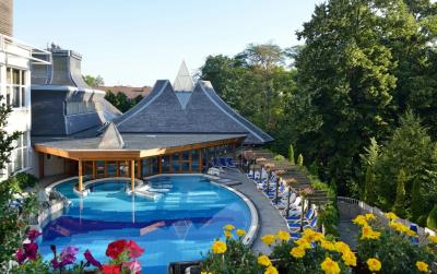 Pływalnia z wodą termalną w Hotelu Heviz Health Spa Resort w Heviz  - ✔️ ENSANA Thermal Hotel**** Hévíz - kurort spa termal hotel w Heviz