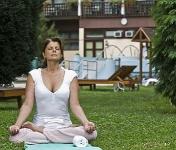 Yoga y meditación en Hotel Thermal Sarvar Danubius Health Spa Resort en Sarvar