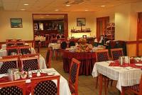 Hotel Ében Budapest - Zugló - красивый ресторан  с венгерским орнаментом 