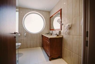 Elegant bathroom in Elixir Medical Wellness Hotel in Morahalom - ✔️ Hotel Elixír*** Mórahalom - renise des forfaits bien etre a Mórahalom