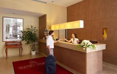 Erzsébet Királyné Hotel recepciója Gödöllőn online szobafoglalással a Hungaroring közelében - ✔️ Erzsébet Királyné*** Hotel Gödöllő - akciós 3 csillagos hotel az F1 közelében Gödöllőn