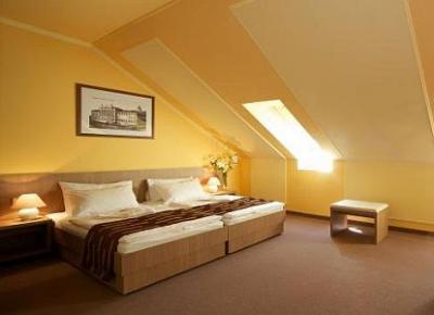格安価格でご宿泊頂けるダブルル-ムのお部屋。ブダペストから近いグドゥル－にあるホテルエルジ－ベットキラ－イネ－を是非ご利用ください - ✔️ Hotel Erzsebet Kiralyne*** Godollo - ホテルエルジ－ベットキラ－イネ－はグドゥル－にある格安の3つ星ホテルです