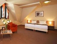 エレガントでロマンチックな客室。グドゥル－の町の中心にあるホテルエルジ－ベットキラ－イネ－を是非ご利用ください。