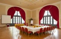 Elegante sala riunione con luce naturale all'Hotel Erzsebet Kiralyne a Godollo