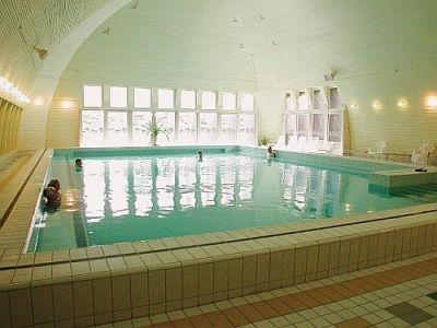 Una piscina termal en Heviz en el Helios Hotel con servicios spa y bienestar - Hunguest Hotel Helios*** Heviz - un hotel barato de 3 estrellas en Heviz