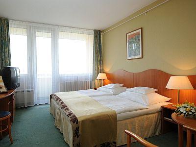 Beschikbare tweepersoonskamer in het gerenoveerde Hotel Helios in Heviz, Hongarije - Hunguest Hotel Helios*** Heviz - driesterren wellness en kuurhotel in Heviz, Hongarije voor actieprijzen