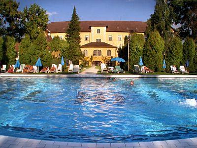 Hôtel avec des prestations enfant à Héviz,  piscines à plein air et couvertes pour les grandes familles dans l'Hôtel Helios - Hunguest Hotel Helios*** Heviz - Hôtel de bien-être et de spa trois étoiles, à Héviz