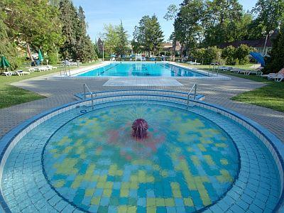 Una piscina en el Bienestar Hotel Helios en Heviz a precios asequibles - Hunguest Hotel Helios*** Heviz - un hotel barato de 3 estrellas en Heviz