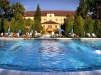 El hotelperfecto para familias con nińos - piscinas interiores y exteriores en el Hotel Helios en Heviz