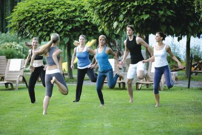 Naturmed Hotel Carbona in Heviz, Hongarije - aerobics lessen in de tuin van het hotel - pakketaanbiedingen in Hotel Carbona - ✔️ NaturMed Hotel Carbona**** Hévíz - thermaal en medisch hotel met thermaal water in Heviz 