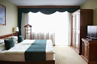 NaturMed Hotel Carbona - habitacion doble con paquetes de medio pensión a precio descuento en Heviz, Hungría - ✔️ NaturMed Hotel Carbona**** Hévíz - Hotel Termal y Wellness en Heviz