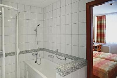 Hévíz Hotel Carbona - fürdőszoba - Hévíz NaturMed Carbona - ✔️ NaturMed Hotel**** Carbona Hévíz - Akciós Termál és wellness Hotel Hévízen