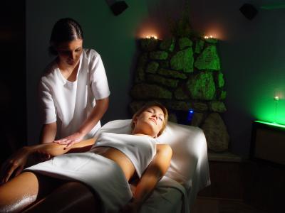 Massaggio all'Hotel Carbona - week end benessere a Heviz  - ✔️ NaturMed Hotel**** Carbona Hévíz - Albergo e centro termale a Heviz