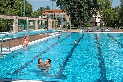 Utomhus pool - Holiday Beach Hotel Budapest - ✔️ Holiday Beach Hotel**** Budapest - Wellness Conference Hotell direkt på Donaustranden i Budapest