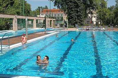 Schwimmbecken  - Holiday Beach Budapest - wellness hotel - Budapest - Hungary - Wellness - Conference hotel - ✔️ Holiday Beach Hotel**** Budapest - Wellness und Konferenzhotel in Budapest