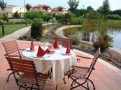 Terrazza e laghettino a Vecses all'Hotel Stacio - airport hotel Vecses  - ✔️ Airport Hotel Stáció**** Vecsés - albergo nelle vicinanze dell'aeroporto di Budapest