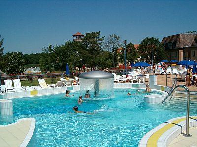 Plezierbad van Gyoparosfurdo met binnen- en buitenbaden en een groot park voor een gezellig wellnessweekend - ✔️ Alföld Gyöngye Hotel*** Orosháza - Goedkope accomodatie met halfpension en entreekaartje voor het spa