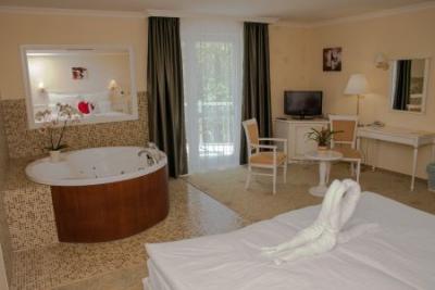 Jakuzzi Hotelzimmer in Miskolctapolca im Calimbra Wellness Hotel - ✔️ Calimbra Hotel**** Miskolctapolca - Vergünstigtes Wellnesshotel in Miskolctapolca