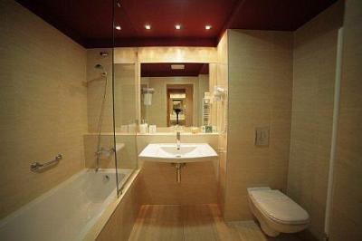 Элегантная ванная комната в люкс-отеле Hotel Castle Garden - ✔️ Hotel Castle Garden**** Budapest - Отель Кастле Гарден