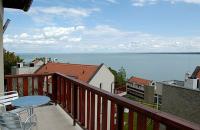 Habitacion de hotel con panoramica del lago Balaton, en el Echo Residence All Siute Luxurí Hotel en Tihany 