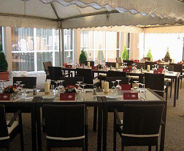 Hunguest Hotel Flora - terrazza - ristorante a Eger - ✔️ Hunguest Hotel Flora*** Eger - albergo e centro benessere e termale a Eger