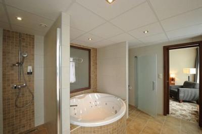 Disponible habitación de hotel con jacuzzi en Hotel Forras Szeged para un fin de semana romántico - ✔️ Hunguest Hotel Forras**** Szeged - hotel termal y wellness en Szeged