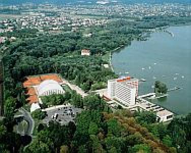 Edificio del Hotel Helikon y vistas del Balaton - Hotel en Balaton - Lago Balaton - Hungría - ✔️ Hotel Helikon**** Keszthely - Hotel especial en el lago Balaton