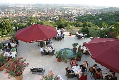 Terrazza con vista meravigliosa su Pecs e sui Monti di Mecsek - hotel Kikelet a Pecs - ✔️ Hotel Kikelet Pecs**** - albergo e centro benessere a Pécs
