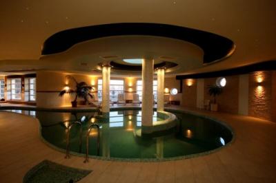 Zwembad binnen van Hotel Kikelet - wellnesshotel in Pecs - ✔️ Hotel Kikelet Pecs**** - Wellness Hotel in Pecs