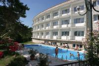 Piscina al aire libre en el jardín del Hotel Kikelet - hotel de 4 estrellas en Pecs