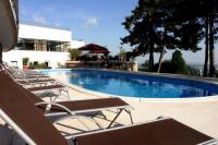 Piscine extérieure à l'Hôtel Kikelet - hôtel bien-être à Pecs