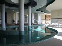 Плавательный бассейн велнес-центра отеля Hotel Kikelet Pecs 