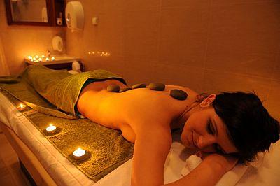 Massage met lavasteen in het nieuwe 4-sterren wellnesshotel in Eger - ✔️ Hotel Ködmön**** Eger - wellnesshotel in het Dal van de Mooie Vrouwen in Eger
