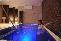 Bubbelbad met kleurentherapie in het nieuwe 4-sterren wellnesshotel in Eger