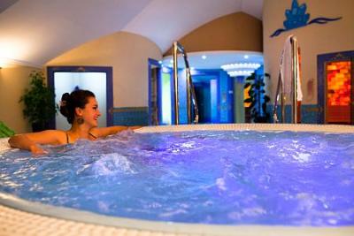 Jacuzzi w hotelu Kristaly nad Balatonem, w Keszthely. Pakiety wellness. - ✔️ Hotel Kristaly Keszthely**** - hotel wellness Kristaly nad jeziorem Balaton w niskich cenach