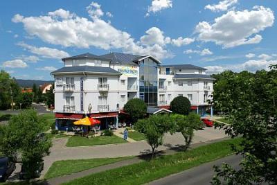 Hotel Kristaly in Keszthely bij het Balatonmeer, Hongarije met speciale pakketaanbiedingen met halfpension - ✔️ Hotel Kristaly Keszthely**** - wellnesshotel in Keszthely bij het Balatonmeer met voordelige aanbiedingen